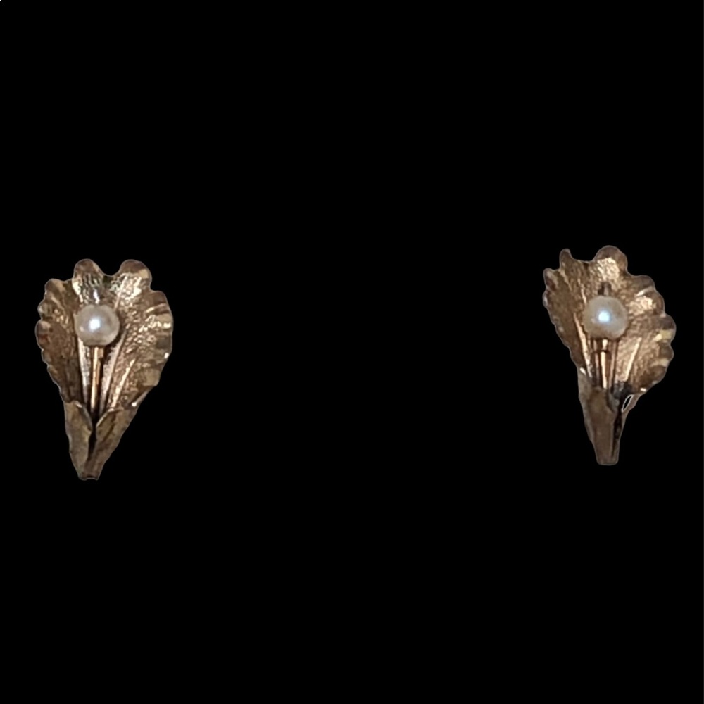 Pearl Screwback Earrings